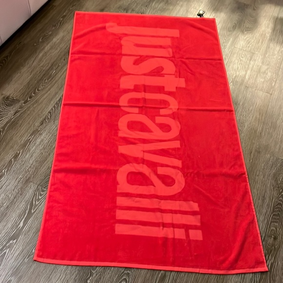 Red (magenta) beach towel new (w) tags - Picture 2 of 4